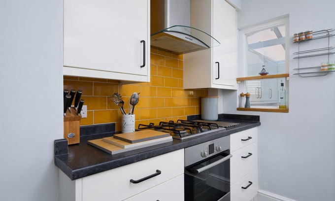 Exeter House | Charming Edwardian Terrace nr Exeter City Centre