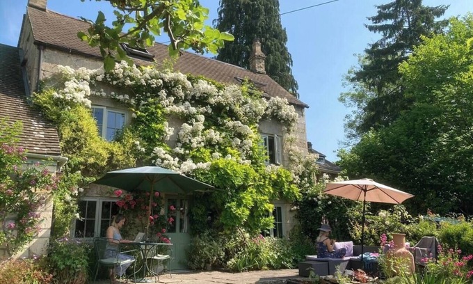 Chalford House | Charming Escape | Artsy Dog-Friendly Stone Cottage