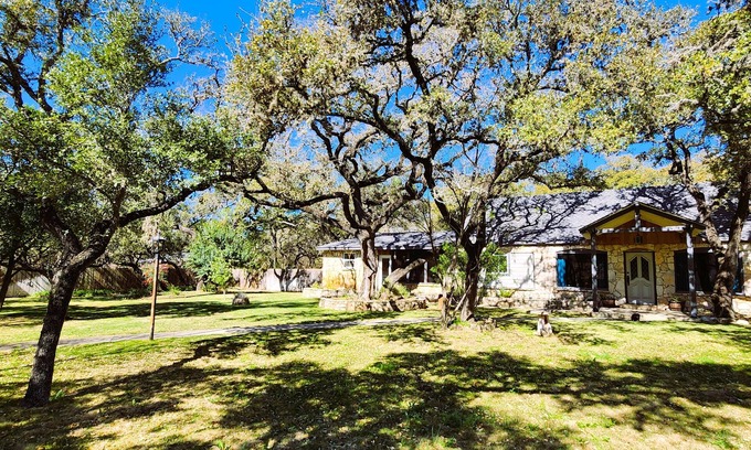 Grey Forest House | Charming Estate Home in Forested Helotes