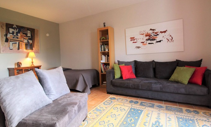 Montilliers Cottage | Charming family cottage with garden and Wifi, pets allowed