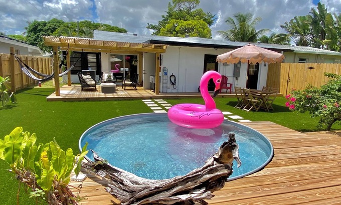 South Middle River House | Charming Farmhouse style w/cowboy pool in Fort Lauderdale