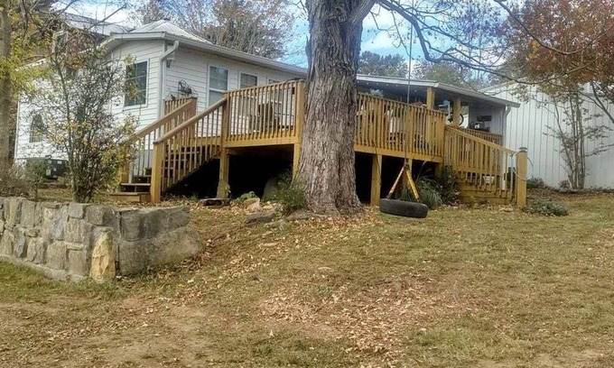 Sparta House | Charming Farmhouse Glamping Cabin in Sparta, Tennessee
