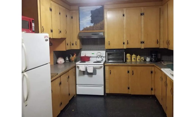 Parish Other | Charming farmhouse sleeps 11 just 4 miles from Salmon River!