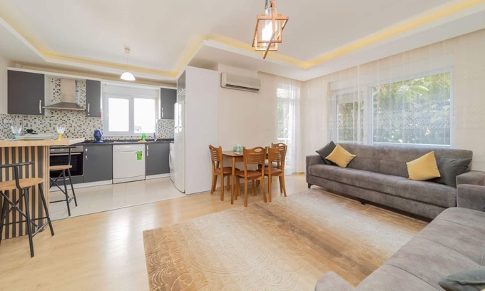 Konyaalti Apartment | Charming Flat w Balcony 5 min to Beach in Antalya