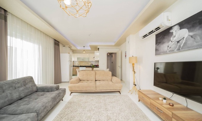 Eski Lara Apartment | Charming Flat w Balcony 3 min to Beach