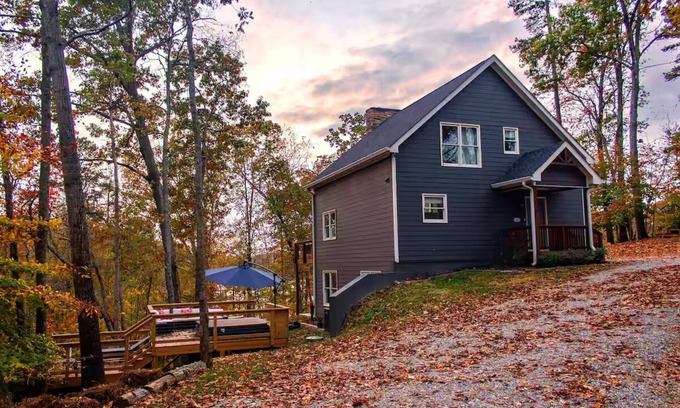 Gainesville House | Charming Gainesville Lakehouse with Hot Tub, Arcade Room, Mini Golf, King Beds