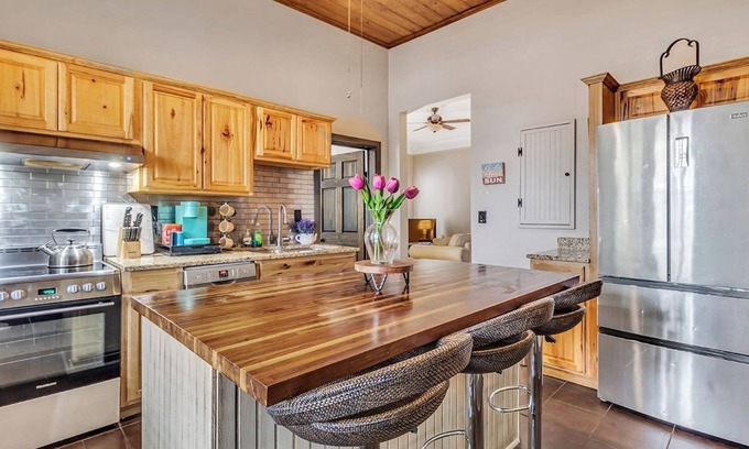 Savannah Victorian District Apartment | Charming Garden Flat , Porch, Herbs & History, Walk to historic Forsyth Park