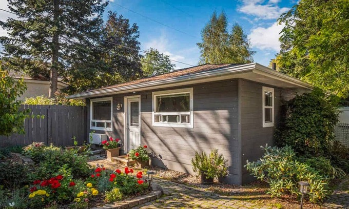Coeur d'Alene Cottage | Charming Garden Retreat | Near Lakes & Golf | Walk 2 Minutes to Sanders Beach