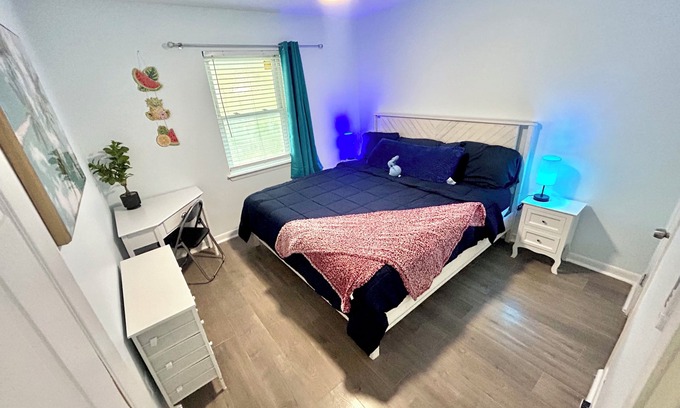 Northeast Pensacola House | Charming Getaway w 2 King Beds Laundry Backyard