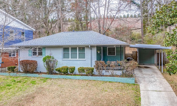 Jefferson Park House | Charming green cottage with an enclosed yard, & access to courts - near downtown