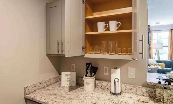 Sherwood Park Apartment | 💚| Charming Green Retreat |💚