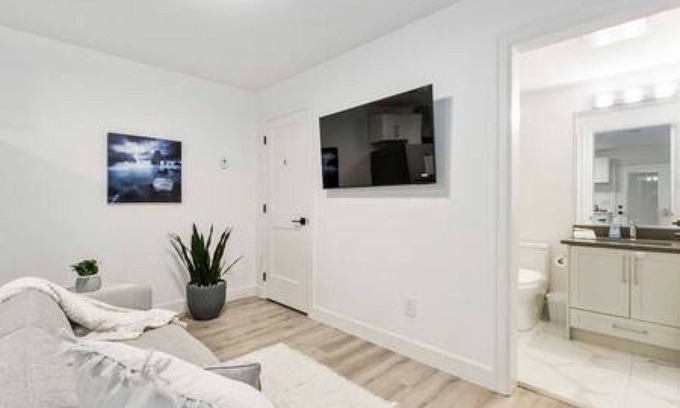 Surrey House | Charming Guest Suite Retreat