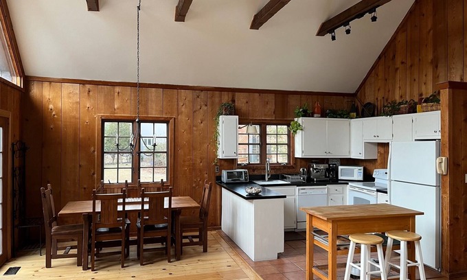 Northwest Harbor Cottage | Charming Hamptons Cape Cod - Pool, Hot Tub, Close to Harbor/Bay Beaches