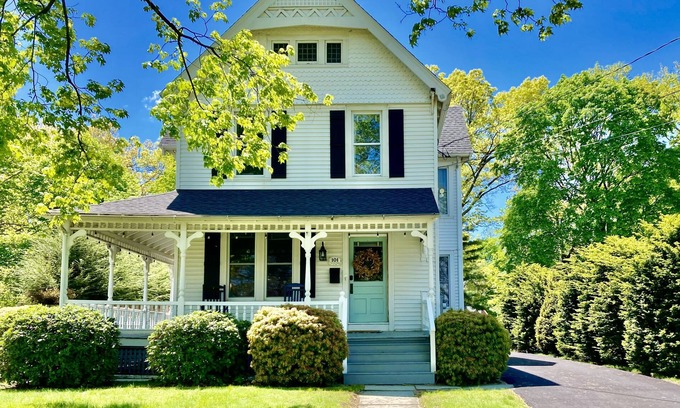 Old Wethersfield Historic District House | Charming Historic Owl House in Old Wethersfield