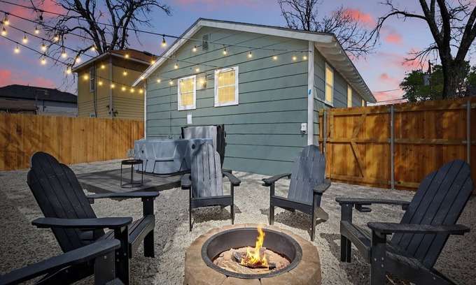 West Dallas House | Charming Historic 3B Heart of Dallas - Sleeps 12