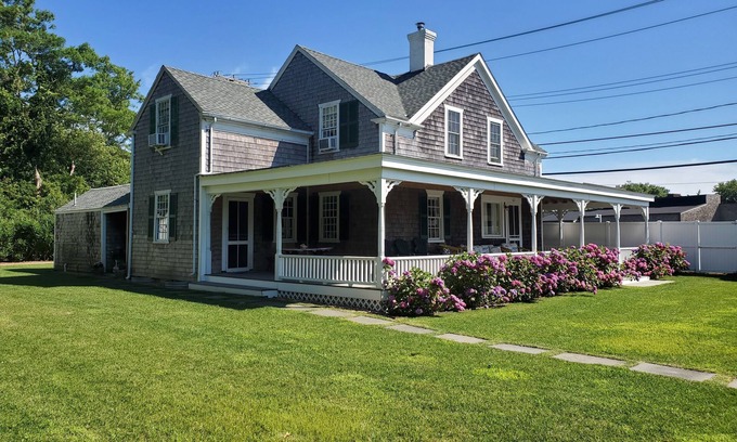 East Chop House | CHARMING HISTORIC ISLAND HOME-WEEKLY RENTAL- OAK BLUFFS