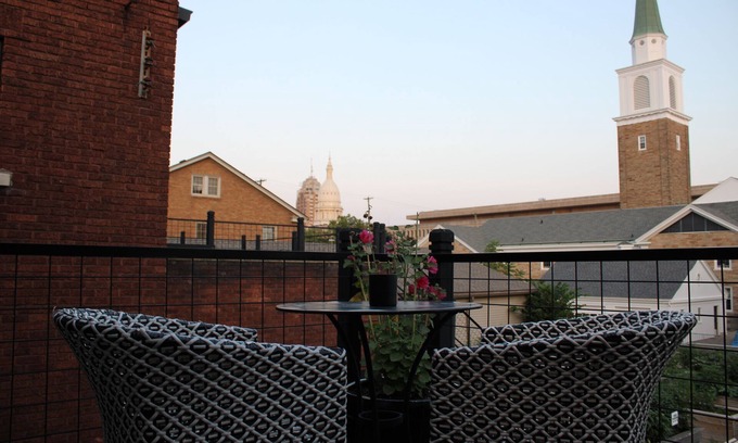 Downtown Apartment | Charming historical loft in Downtown Lansing with Capitol views & cozy vibes !