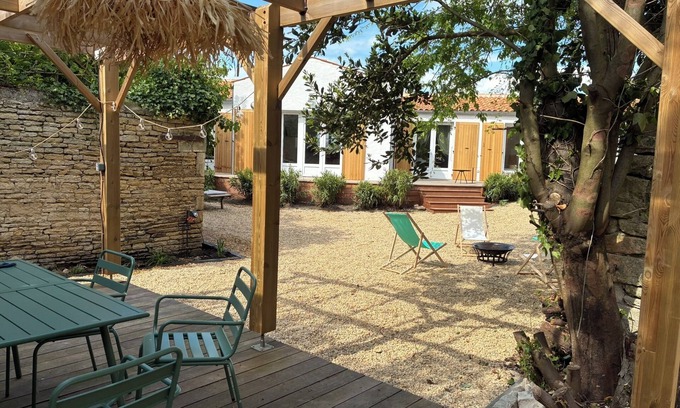 Le Chateau-d'Oleron House | Charming house with garden and beach access