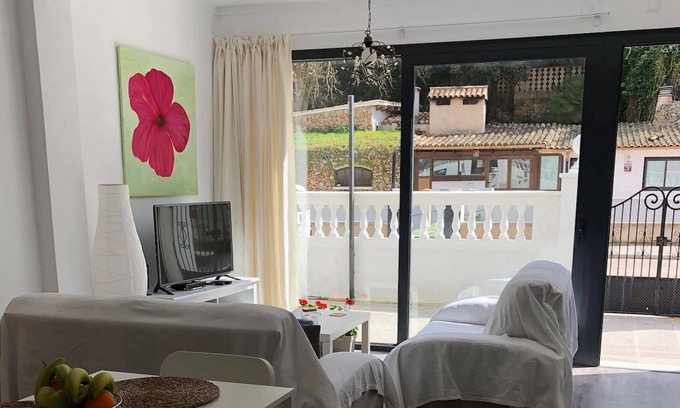 Cala San Vicente Apartment | Charming Holiday Apartment “Can Inma By Modesto B” Close to the Beach with Wi-Fi & A/C; Parking Available, Pets Allowed