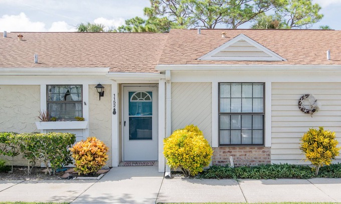 Fairgreen House | Charming home looks out onto Hidden Lakes Golf Course. 1152F