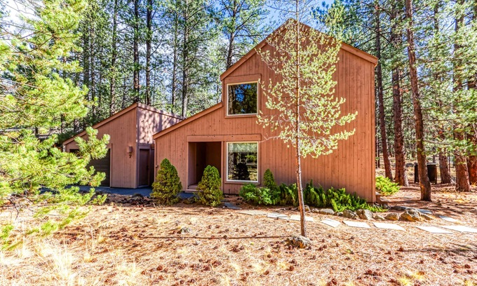 Overlook Park House | Charming home w/private hot tub, adult/kid bikes, strollers & 8 SHARC passes