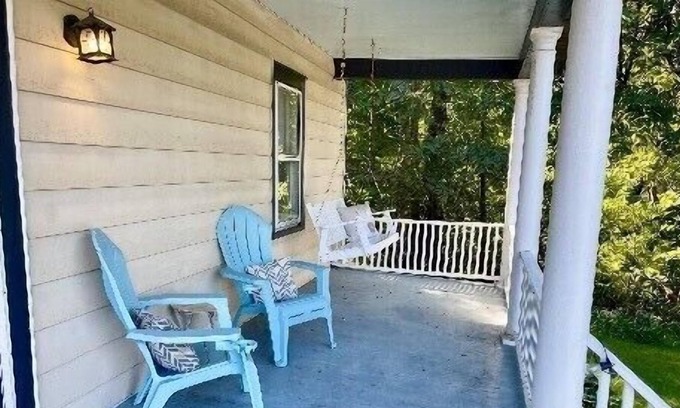 Saugerties South House | Charming home walking distance to town! AC , WIFi, Children and Pets welcome!