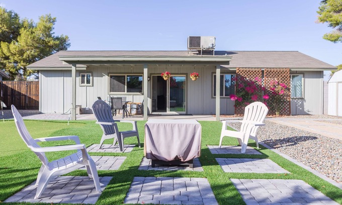 Paradise Valley Village House | Charming House, Golf Green, Cornhole, Near Freeway