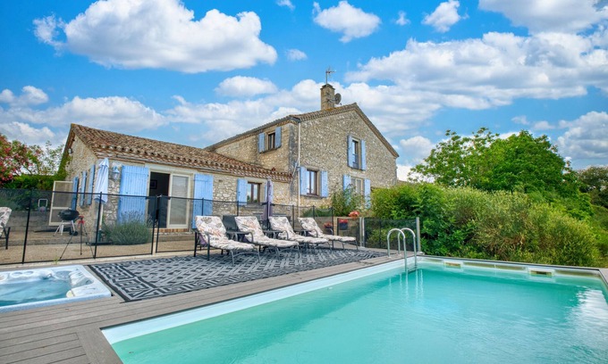 Razac-d'Eymet Villa | Charming House with Heated Pool, Jacuzzi and Spectacular Views
