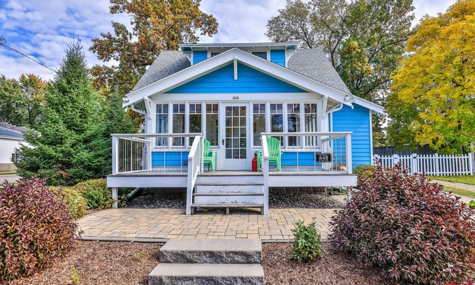 Minocqua House | Charming lakefront home with shared dock, porch, & sunroom - walk downtown