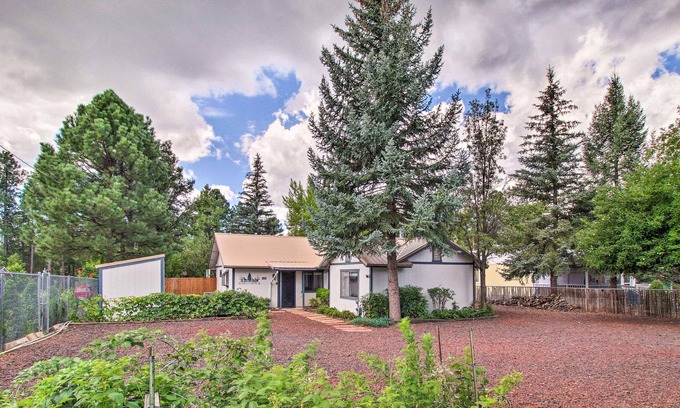 Pinetop-Lakeside Cottage | Charming Lakeside Cottage w/ Patio + Grill!
