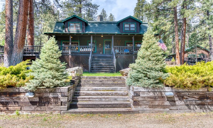Grantsdale Cabin | Charming Log Cabin close to Lake & Mountain Activities