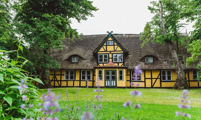 Damp House | Charming manor house near the Baltic Sea with fireplace and plenty of space