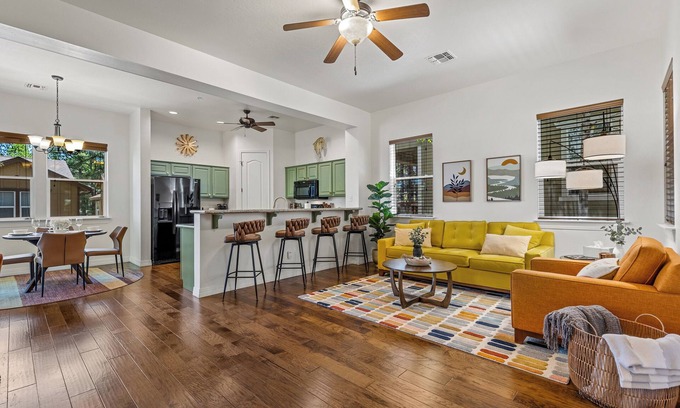 Flagstaff House | Charming Mid-Century Modern 2bd/2ba with Gas Fireplace- 5 min to downtown