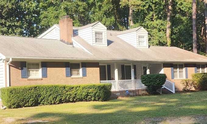 Greenville House | Charming Mid-century modern home, 5-bedrooms, 5 minutes from ECU, Greenville