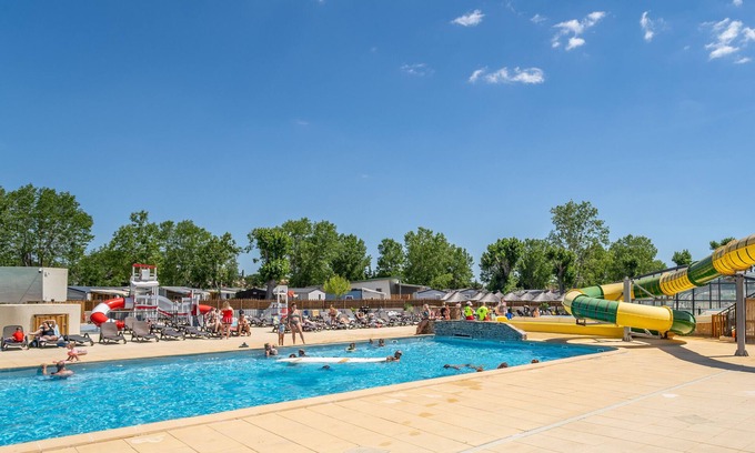 Vendres House | Charming Mobile Home for 6 People with Shared Pool, Private Terrace and Private Garden