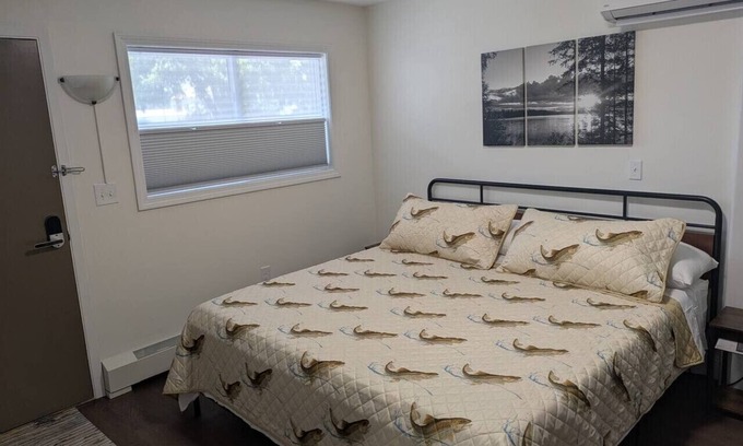 Canaan Hotel | Charming motel room #3 with AC and WiFi in enjoyable Canaan