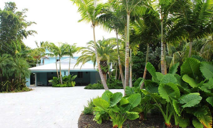 Tavernier Villa | Charming Ocean Front Pool Home with dockage & pool