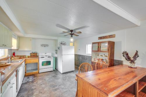 Libby House | Charming Old Farmhouse in Libby Pets Welcome!