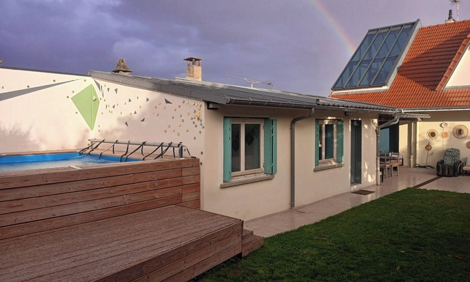 Vitry-sur-Seine House | Charming outbuilding with shared garden and pool