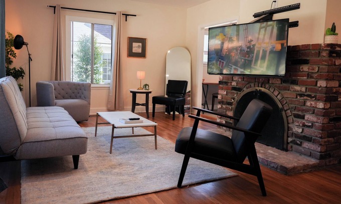 South Arroyo House | Charming Pasadena Retreat in a Central Location on a Gorgeous Tree-Lined Street