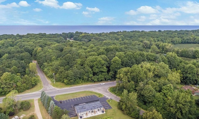 South Haven Apartment | Charming, Peaceful 2-bedroom apartment in nice South Haven