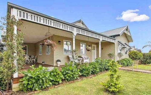 Cowes Villa | Charming period cottage with a picturesque garden
