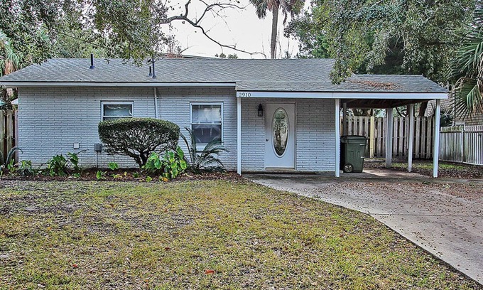 Isle of Palms House | Charming Pet Friendly Home, fenced in back yard, Close to Beach!