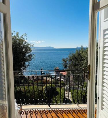 Posillipo House | Charming Posillipo Sea View Ibiscus House