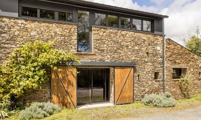 Bouvron Cottage | Charming Renovated Barn with Private Courtyard, Near Nantes and St Nazaire