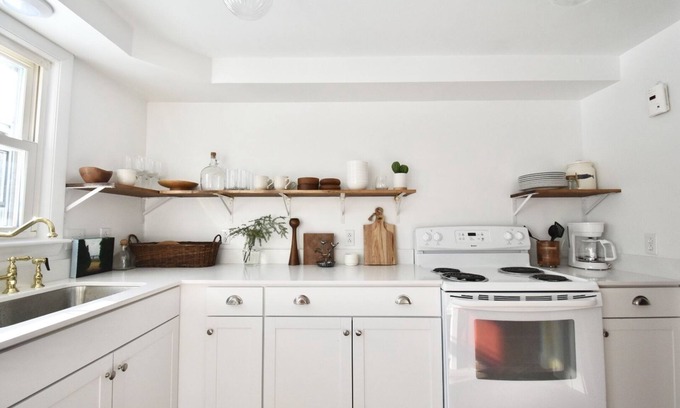 Brunswick House | Charming Retro 3BR+Office Home in Town