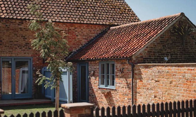 Ashby cum Fenby House | Charming rural one-bedroom barn conversion