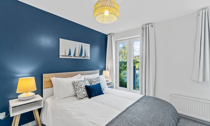 Plymouth House | Charming Sea Haven House for Business & Leisure