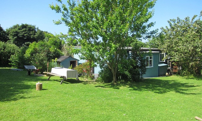 Mylor Churchtown Ski Chalet | Charming Seaside Cabin close to beautiful Beach with Large Garden