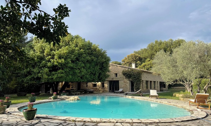 Rognes House | Charming sheepfold between Aix and Lubéron, 4 bedrooms, sleeps 11, swimming pool